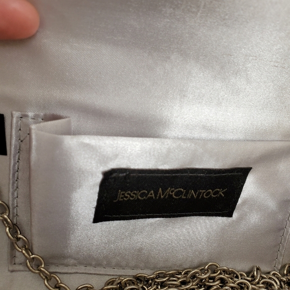 Jessica McClintock Silver Chainmail Bow Clutch with Crossbody Chain - Picture 4 of 5